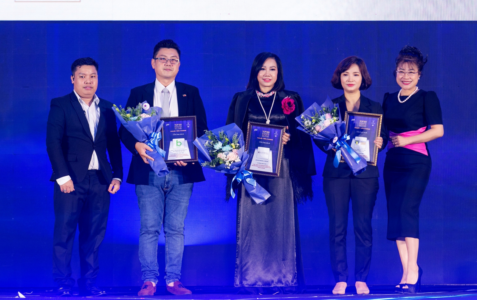 z3094478383946 71ddc91ea22ee76c062ebd866245944c Hoành tráng Đêm vinh danh Top 100 Phong Cách Doanh Nhân 2021 2022